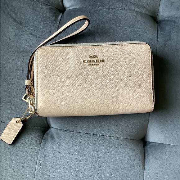 Coach Nude wallet. Used twice. Amazing condition - Picture 2 of 7